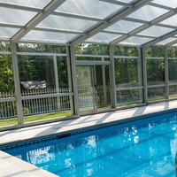Abri de piscine moderne en aluminium et verre, véranda rétractable, couverture de piscine isolée thermiquement, système de vie en plein air quatre saisons