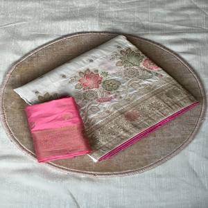 VASTRA COTTAGE Sari de Seda Dola Premium con Tejido Meenakari Zari, Borde de Zari con Ribete y Blusa en Contraste, Sari Elegante para Fiestas - Product Image 1