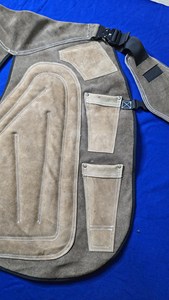 Tablier de fermeur équestre en cuir sur mesure de haute qualité pour la coupe professionnelle des sabots – Équipement de protection équestre en gros - Product Image 3
