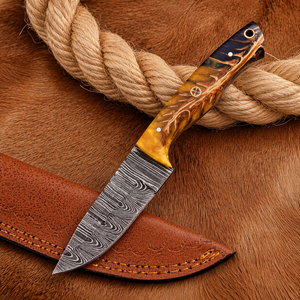 Couteau de chasse Damas personnalisé OEM/ODM avec manche en bois et résine, lame fixe, couteau de survie pour le camping en plein air avec étui en cuir - Product Image 1