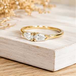 Bague de fiançailles en or massif 10K 14K 18K avec 2 diamants de laboratoire taille brillant poire, couleur classique, pureté E, VVS - Product Image 3