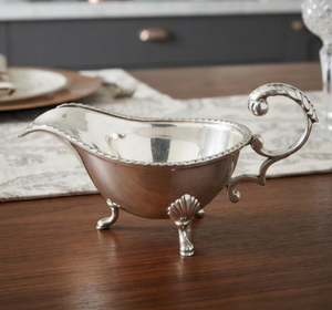 Salsera de metal plateado vintage con asa rizada, base en forma de concha y borde festoneado, diseño de lujo con asa, decoración de mesa - Product Image 1