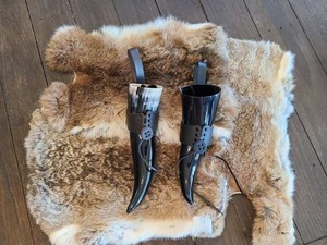 Corne à boire viking artisanale, tasse à bière naturelle polie avec support en bois pour présentation au bar à domicile - Product Image 1