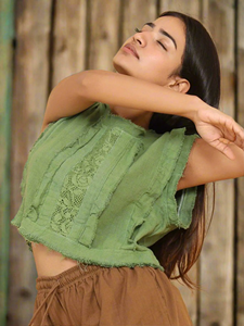 Haut court en lin vert olive fait main pour femme, chemisier d'été décontracté sans manches, chemise tendance vert sauge pour festival - Product Image 2