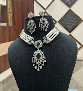 Magnifique ensemble collier et boucles d'oreilles classiques en laiton plaqué argent avec zircon CZ de qualité supérieure pour femme, idéal pour les fiançailles, les mariages et les soirées. - Product Image 2