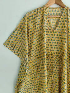 Vestido Kaftan Bohemio Amarillo con Estampado Floral, Cuello en V, Corte Holgado para Mujer, Vestido Maxi de Algodón para Vacaciones - Product Image 3
