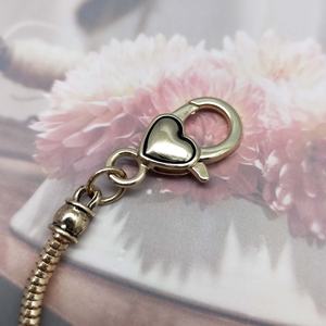 Bracelet à breloques magnifique avec des papillons étincelants et des perles en émail rose en forme de cœur - Product Image 5