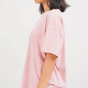 Camisetas personalizadas para mujer diseñadas con una estructura transpirable que proporciona un ajuste cómodo y un look moderno y elegante. - Product Image 2