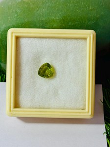 ZUBEDA GEMS and JEWELLRY พลอยเพอริดอทสีเขียวธรรมชาติทรงทริลเลียนคัท 2.00 กะรัต พลอยหลวมที่ได้รับการรับรองสำหรับการทำเครื่องประดับ - Product Image 1