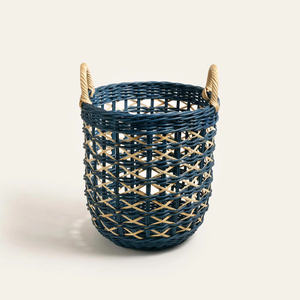 Cesta moderna de mimbre natural y azul marino con asas, tejida a mano con tejido cruzado, contenedor de almacenamiento decorativo para el hogar - Product Image 1
