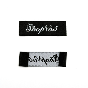 ป้ายผ้าดามัสก์แบบพับปลายตัดด้วยเลเซอร์สั่งทำพิเศษ คุณภาพพรีเมียม ราคาประหยัด สำหรับกระเป๋าและเสื้อผ้า ป้ายผ้าแบบสั่งทำได้ ซักล้างได้ - Product Image 1