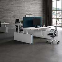 Bureau de travail rectangulaire moderne pour deux personnes, réglable en hauteur, en bois, avec dessus blanc, écran de confidentialité bleu foncé et gestion des câbles