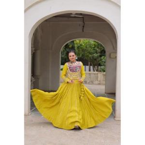 GOWN TISSUS & WORK14 kg Tissu Reyon avec Kutchi Gamthi Fil Brodé Travail TAILLE L (40 Inch Stitched) - Product Image 1