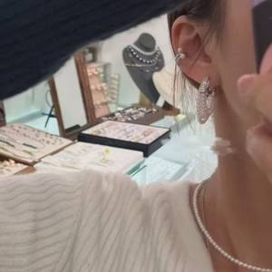 Boucles d'oreilles pendantes en perles multi-couches imitation rétro française 2025, nouveau style populaire pour la mode automne-hiver - Product Image 4