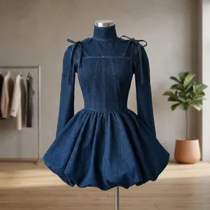 Vestido vaquero escultural de longitud mini, corte ajustado y acampanado, cuello simulado con lazo decorativo y cintas. - Product Image 1