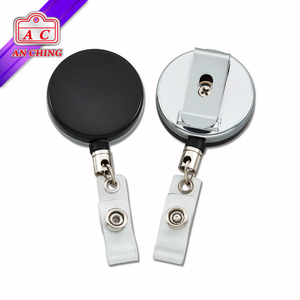 Porta credenciales retráctil redondo de metal chapado para oficina - Product Image 6