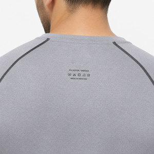 Camiseta de Compresión Slim Fit para Hombre, Personalizable con Etiqueta Privada, Diseño de Rayas de Manga Corta, Precio Económico al por Mayor - Product Image 5