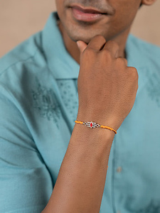 Bracelet Rakhi unisexe plaqué argent Seaila avec inscription « Bond of Love » – Élégant cadeau Raksha Bandhan pour frère, produit en gros - Product Image 5