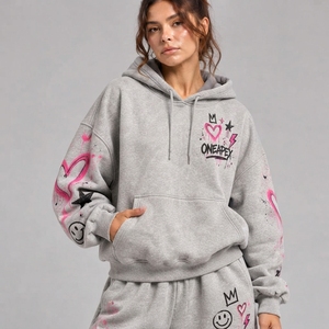 Conjunto Deportivo de Dos Piezas para Mujer, Sudadera con Capucha Gris Claro con Estampado Gráfico, Pantalones Jogger Oversize con Estampado de Corazones y Estrellas Rosas, Ropa Casual de Calle - Product Image 2