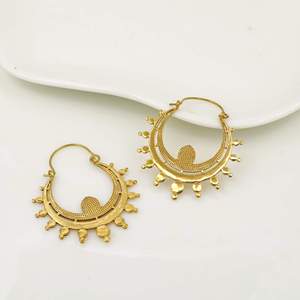 Boucles d'oreilles créoles en laiton plaqué or, tendance, unisexe, cadeau, pièce de mode affirmée - Product Image 1