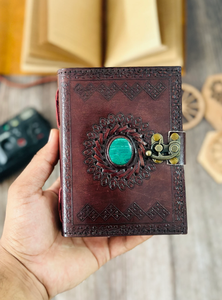 Diario de cuero repujado con piedra verde y cierre metálico – Diario hecho a mano - Product Image 2
