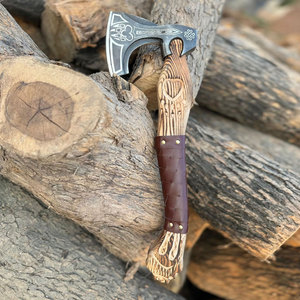 Hacha Vikinga de Acero al Carbono de Grado Industrial con Cabeza Grabada y Mango de Madera Natural, Herramienta Nórdica Tradicional para Uso en Exteriores - Product Image 1