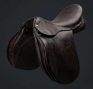 Selle de dressage anglaise internationale en cuir véritable avec arceau en bois, personnalisable, confortable, durable, quincaillerie nickelée sur mesure - Product Image 5