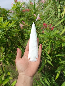 หัวลูกศรแก้วหยกขาวขนาด 6 นิ้ว ทำด้วยมือสำหรับตกแต่งคริสตัล ศิลปะหินชนเผ่า ปลายคริสตัลสีขาวขุ่น - Product Image 4