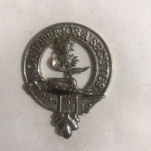 Ceci est un badge en étain avec le blason du clan écossais Sutherland, 5e bataillon écossais. Badge de casquette Seaforth Highlanders WW1 OR Glengarry - Product Image 2