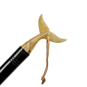 Calzador largo con mango de madera negra y detalles de cola de ballena en latón dorado, accesorio elegante para el cuidado del calzado de inspiración náutica. - Product Image 6