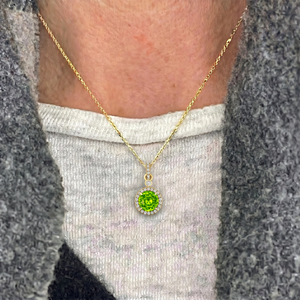 Collares de Lujo con Colgante de Halo de Peridoto Natural y Diamantes en Oro Sólido de 14k, Personalizados, Elegantes y de Alta Calidad para Mujer - Product Image 1