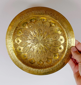 Assiette de service ronde en métal doré gravé à la main, style oriental, pour mariage et événements, motif floral, solide et sécurisée - Product Image 1