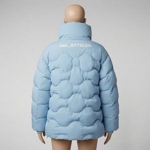 เสื้อแจ็คเก็ตพัฟเฟอร์สีฟ้าอ่อน MA_ATTEA คอตั้ง ซิปด้านหน้า เสื้อกันหนาวลำลอง ทรงหลวม ระบายอากาศได้ดี เป็นมิตรกับสิ่งแวดล้อม บุฉนวนกันความร้อน - Product Image 2