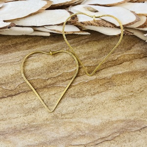 Pendientes de aro con forma de corazón, joyería minimalista de latón para mujer, chapados en oro de 18k, con textura geométrica, para venta al por mayor/OEM/ODM. - Product Image 4