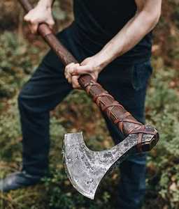 Hacha de Batalla Vikinga Hecha a Mano, Cabeza de Acero Táctica, Mango de Madera Grabado, Herramienta de Supervivencia - Product Image 1