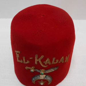 Sombreros Fez Masónicos de Tela de Alta Calidad con Diseño Clásico y Acabado Elegante para Eventos Formales y Uso Tradicional - Product Image 1