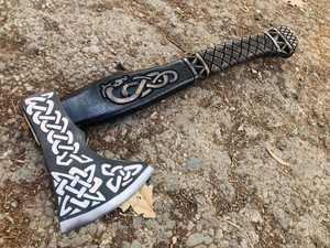 Hache de style viking en acier au carbone de Jahangir Enterprise, manche en bois de rose barbu, forgée à la main, qualité industrielle, pour la survie en extérieur - Product Image 3