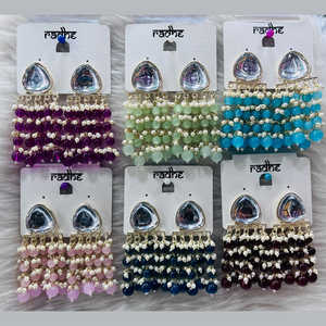 Boucles d'oreilles élégantes en plaqué or avec pierre et perles Kundan Bijoux fins Idéal pour les occasions de fête de mariage et de fête - Product Image 1