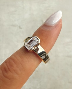 Anillo de diamante cultivado en laboratorio con corte esmeralda de 3 quilates, anillo de banda ancha con engaste de bisel en oro de 14K, certificado por IGI. - Product Image 2