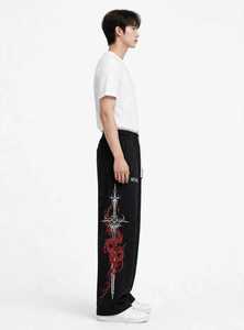 Pantalones Deportivos Anchos Negros para Hombre ONETEN APPAREL, Estilo Urbano con Cordón Ajustable y Estampado de Espada y Dragón - Product Image 2