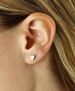 Orecchini a bottone a cuore piatto in oro giallo o bianco 14k | Macacy's - Product Image 2