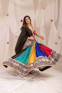 Robe longue ethnique pour femme, spéciale Navratri, en rayonne brodée, imprimé Patola à miroirs, infroissable, séchage rapide, pour occasions de fête - Product Image 3