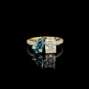 Anillo Toi Et Moi con Diamante Radiante y Azul Corte Pera y Piedras Laterales en Oro Amarillo, Anillo de Compromiso de Lujo, Joyería Fina, Regalo para Ella - Product Image 1