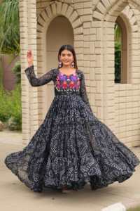 Robe spéciale Navratri en faux georgette Flair de 9 mètres, avec broderie de designer, travail de fils et de miroirs véritables, et dentelle Kodi. - Product Image 5