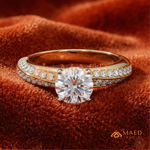 Anillo de Boda de Lujo en Oro de 14K con Diamantes Redondos y Engaste Pavé de Tallo Dividido para Mujer - Product Image 1