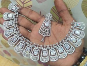 ชุดสร้อยคอทองเหลืองดีไซน์เรียบหรูสำหรับผู้หญิง ขายส่ง เหมาะสำหรับใส่ทำงาน ชุดลำลอง และเป็นของขวัญ - Product Image 3