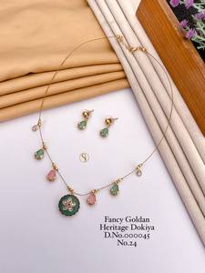 Ensemble de colliers fantaisie Goldan Heritage Dokiya avec cristal vert et strass rose, motif floral pour femmes - Product Image 1