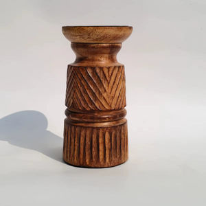 Support de bougie en bois sculpté compact, style artisanal - Product Image 1
