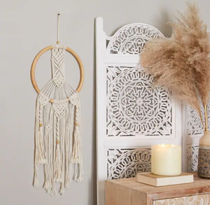 Impresionante Adhesivo de Pared de Macramé con Plumas Verticales Multitónicas, Diseño Contemporáneo que Agrega Comodidad y Calidez a Interiores Disponible - Product Image 4