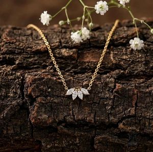 Delicado Collar con Colgante de Diamantes en Forma de Marquesa, Chapado en Oro de 14k, Diseño Floral Minimalista para Mujer, Joyería Diaria - Product Image 1